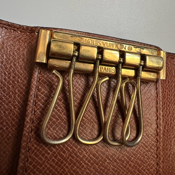 LOUIS VUITTON Monogram 4 Ring Key Holder - Picture 7 of 9